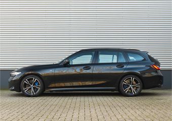 BMW 3-SERIE Touring 330i M-Sport – Trekhaak – ACC – Hifi – Camera – M Sport Remmen Blauw