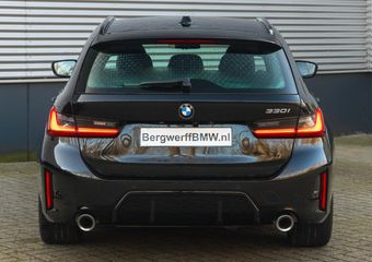 BMW 3-SERIE Touring 330i M-Sport – Trekhaak – ACC – Hifi – Camera – M Sport Remmen Blauw