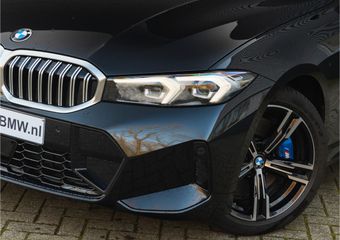 BMW 3-SERIE Touring 330i M-Sport – Trekhaak – ACC – Hifi – Camera – M Sport Remmen Blauw