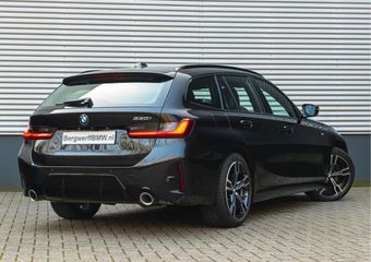 BMW 3-SERIE Touring 330i M-Sport – Trekhaak – ACC – Hifi – Camera – M Sport Remmen Blauw