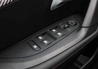 Peugeot 2008 1.2T 130pk Automaat Allure | VERWACHT | Achteruitrijcamera | Navigatie | Parkeersensoren | Privacy Glass | Climate Control