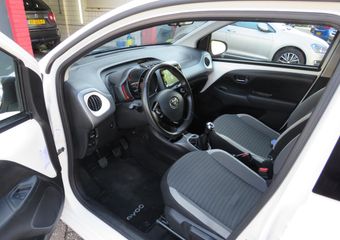 Toyota AYGO 1.0 VVT-i x-joy 1e Eigenaar, Dealer onderhouden, Achteruitrijcamera en LM-Velgen