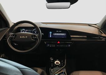 KIA e-Niro EV Air 64.8 kWh | NIEUWE AUTO | SNEL RIJDEN! | Parkeercamera | Navigatie | Climatronic | AndroidAuto / Apple Carplay | Leder |
