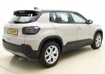Jeep Avenger Altitude 54 kWh | Navigatie | Camera | Adaptive Cruise Control | Zwart dak | Keyless | Electrische achterklep | Draadloze telefoonlader | Bluetooth