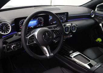 Mercedes-Benz CLA-KLASSE 180 Shooting Brake 180 Star Edition Luxury Line | Panoramaschuifdak | donkergetint glas | Parkeerassistent PARKTRONIC | Sfeerverlichting |