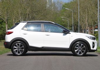 KIA Stonic 1.0 T-GDi DynamicLine / Van 1e eigenaar / Airco / Navigatie / Achteruitrijcamera / Zwart metallic dak / enz.