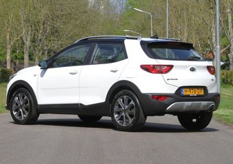 KIA Stonic 1.0 T-GDi DynamicLine / Van 1e eigenaar / Airco / Navigatie / Achteruitrijcamera / Zwart metallic dak / enz.