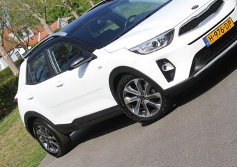 KIA Stonic 1.0 T-GDi DynamicLine / Van 1e eigenaar / Airco / Navigatie / Achteruitrijcamera / Zwart metallic dak / enz.