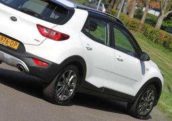 KIA Stonic 1.0 T-GDi DynamicLine / Van 1e eigenaar / Airco / Navigatie / Achteruitrijcamera / Zwart metallic dak / enz.