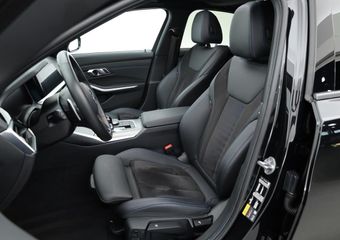 BMW 3-SERIE 330e xDrive M Sport | HUD | Schuif-/kanteldak | Camera | Keyless | 19” | Dodehoekdet.
