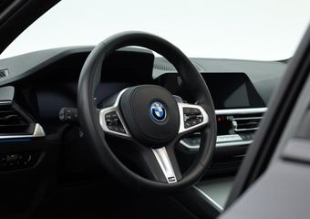 BMW 3-SERIE 330e xDrive M Sport | HUD | Schuif-/kanteldak | Camera | Keyless | 19” | Dodehoekdet.