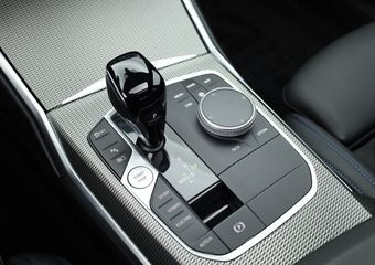 BMW 3-SERIE 330e xDrive M Sport | HUD | Schuif-/kanteldak | Camera | Keyless | 19” | Dodehoekdet.