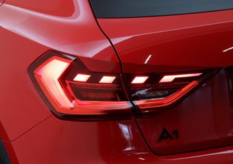 Audi A1 Sportback 25 TFSI Advanced edition | Optiekpakket zwart | Cilmate control | Sportstoelen | Privacy glass | Parkeersensoren achter