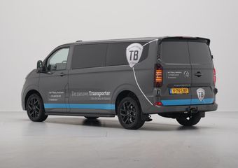 Volkswagen TRANSPORTER 2.0 TDI 110kW 150PK L2H1 Style AUT Intro rijdende demo, kilometerstand loopt op BPM vrij Operational Lease vanaf ¤ 939,-.