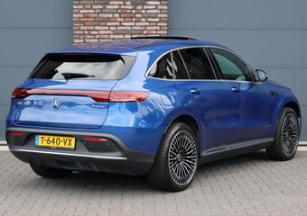 Mercedes-Benz EQC 400 4MATIC AMG Line 80 kWh | ex BTW ¤ 40.500,- netto | Schuifdak | Head-up Display | Surround Camera | Trekhaak | Dodehoekassistent | Advanced Sound System | Stoelverwarming | Sfeerverlichting |