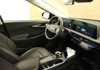 KIA EV6 Plus 77.4 kWh – ORIGINEEL NEDERLANDSE AUTO – STOELVENTILATIE VOORZIJDE – STOELVERWARMING VOOR + ACHTER – AUDIO INSTALLATIE PREMIUM (MERIDIAN SURROUND) – CRUISE CONTROL ADAPTIEF – ELEKTRISCHE STOELEN VOORZIJDE – MEMORY SEAT BESTUURDERSZIJDE – KUNSTLEDEREN