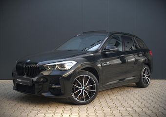 BMW X1 xDrive25e High Executive M Sport | Panoramadak | Leer | Head-Up Display | Camera | Shadowline | Keyless | Adaptive Cruise Control | Navigatie Prof. | Stoelverwarming | Elek. Achterklep | Ambiance Verlichting