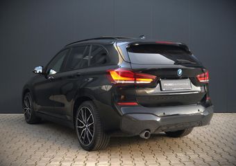 BMW X1 xDrive25e High Executive M Sport | Panoramadak | Leer | Head-Up Display | Camera | Shadowline | Keyless | Adaptive Cruise Control | Navigatie Prof. | Stoelverwarming | Elek. Achterklep | Ambiance Verlichting