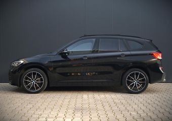 BMW X1 xDrive25e High Executive M Sport | Panoramadak | Leer | Head-Up Display | Camera | Shadowline | Keyless | Adaptive Cruise Control | Navigatie Prof. | Stoelverwarming | Elek. Achterklep | Ambiance Verlichting