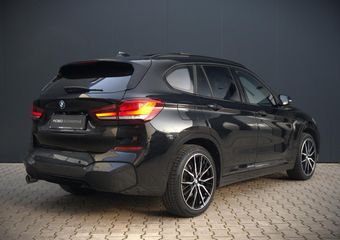 BMW X1 xDrive25e High Executive M Sport | Panoramadak | Leer | Head-Up Display | Camera | Shadowline | Keyless | Adaptive Cruise Control | Navigatie Prof. | Stoelverwarming | Elek. Achterklep | Ambiance Verlichting