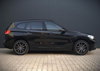 BMW X1 xDrive25e High Executive M Sport | Panoramadak | Leer | Head-Up Display | Camera | Shadowline | Keyless | Adaptive Cruise Control | Navigatie Prof. | Stoelverwarming | Elek. Achterklep | Ambiance Verlichting