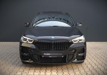 BMW X1 xDrive25e High Executive M Sport | Panoramadak | Leer | Head-Up Display | Camera | Shadowline | Keyless | Adaptive Cruise Control | Navigatie Prof. | Stoelverwarming | Elek. Achterklep | Ambiance Verlichting
