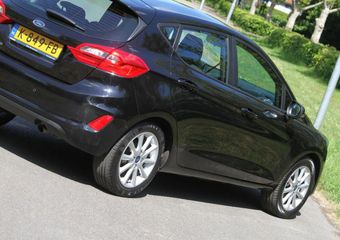 Ford FIESTA 1.0 EcoBoost 95pk Connected / Naviagtie / Parkeersensoren voor én achter / Sportvelgen / Cruise control / 1e eigenaar