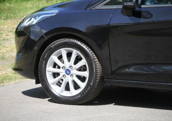 Ford FIESTA 1.0 EcoBoost 95pk Connected / Naviagtie / Parkeersensoren voor én achter / Sportvelgen / Cruise control / 1e eigenaar
