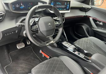Peugeot e-2008 EV GT Pack 50 kWh | Schuifdak | Stoelverwarming | Carplay |