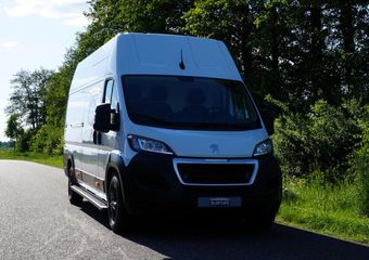 Peugeot BOXER 435 2.2 BlueHDi 165 L4H3 Zwaar Premium in Topstaat |EURO6D |Climate |Cruise |Camera |Sensoren |DAB |Carplay |Lederen stuurwiel |Dode-hoek detectie |1e eigenaar |3500 KG |165 pk |Extra hoog en lang