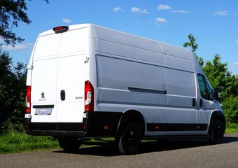 Peugeot BOXER 435 2.2 BlueHDi 165 L4H3 Zwaar Premium in Topstaat |EURO6D |Climate |Cruise |Camera |Sensoren |DAB |Carplay |Lederen stuurwiel |Dode-hoek detectie |1e eigenaar |3500 KG |165 pk |Extra hoog en lang