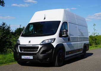 Peugeot BOXER 435 2.2 BlueHDi 165 L4H3 Zwaar Premium in Topstaat |EURO6D |Climate |Cruise |Camera |Sensoren |DAB |Carplay |Lederen stuurwiel |Dode-hoek detectie |1e eigenaar |3500 KG |165 pk |Extra hoog en lang
