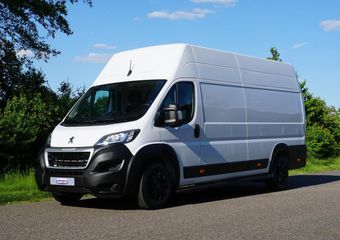 Peugeot BOXER 435 2.2 BlueHDi 165 L4H3 Zwaar Premium in Topstaat |EURO6D |Climate |Cruise |Camera |Sensoren |DAB |Carplay |Lederen stuurwiel |Dode-hoek detectie |1e eigenaar |3500 KG |165 pk |Extra hoog en lang