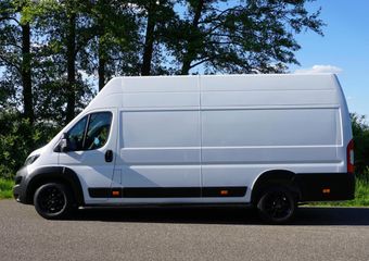 Peugeot BOXER 435 2.2 BlueHDi 165 L4H3 Zwaar Premium in Topstaat |EURO6D |Climate |Cruise |Camera |Sensoren |DAB |Carplay |Lederen stuurwiel |Dode-hoek detectie |1e eigenaar |3500 KG |165 pk |Extra hoog en lang