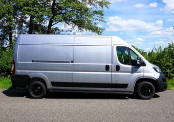 Peugeot BOXER 2.2 BlueHDi 140 L3H2 3.5t |Airco |Carplay |Cruise |Camera |Parkeersensoren |3500 KG |140 pk |Metallic |Android auto |Bluetooth |Elektrisch verstelbare ramen en spiegels
