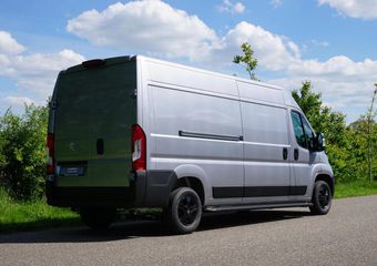 Peugeot BOXER 2.2 BlueHDi 140 L3H2 3.5t |Airco |Carplay |Cruise |Camera |Parkeersensoren |3500 KG |140 pk |Metallic |Android auto |Bluetooth |Elektrisch verstelbare ramen en spiegels