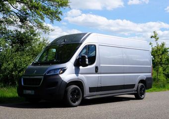 Peugeot BOXER 2.2 BlueHDi 140 L3H2 3.5t |Airco |Carplay |Cruise |Camera |Parkeersensoren |3500 KG |140 pk |Metallic |Android auto |Bluetooth |Elektrisch verstelbare ramen en spiegels
