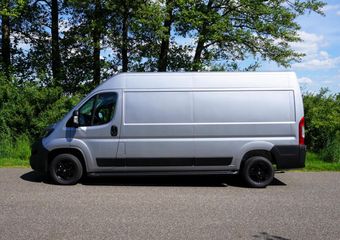 Peugeot BOXER 2.2 BlueHDi 140 L3H2 3.5t |Airco |Carplay |Cruise |Camera |Parkeersensoren |3500 KG |140 pk |Metallic |Android auto |Bluetooth |Elektrisch verstelbare ramen en spiegels