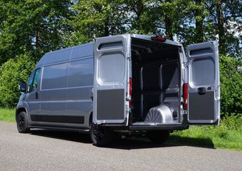 Peugeot BOXER 2.2 BlueHDi 140 L3H2 3.5t |Airco |Carplay |Cruise |Camera |Parkeersensoren |3500 KG |140 pk |Metallic |Android auto |Bluetooth |Elektrisch verstelbare ramen en spiegels