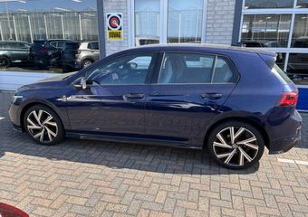 Volkswagen GOLF 1.5 eTSI R-Line / AUTOMAAT/ 2X R-LINE/ ADAPT. CRUISE/ HEAD-UP DISPLAY/ 18″ LMV/ DIGITAL DASH/ RIJ-MODI/ APP-CONNECT/ NAVI/ DAB/ MATRIX/ PARK. SENSOREN/ CLIMA/ STOEL-STUUR VERWARM.