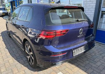 Volkswagen GOLF 1.5 eTSI R-Line / AUTOMAAT/ 2X R-LINE/ ADAPT. CRUISE/ HEAD-UP DISPLAY/ 18″ LMV/ DIGITAL DASH/ RIJ-MODI/ APP-CONNECT/ NAVI/ DAB/ MATRIX/ PARK. SENSOREN/ CLIMA/ STOEL-STUUR VERWARM.