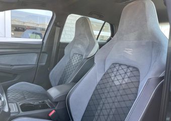 Volkswagen GOLF 1.5 eTSI R-Line / AUTOMAAT/ 2X R-LINE/ ADAPT. CRUISE/ HEAD-UP DISPLAY/ 18″ LMV/ DIGITAL DASH/ RIJ-MODI/ APP-CONNECT/ NAVI/ DAB/ MATRIX/ PARK. SENSOREN/ CLIMA/ STOEL-STUUR VERWARM.