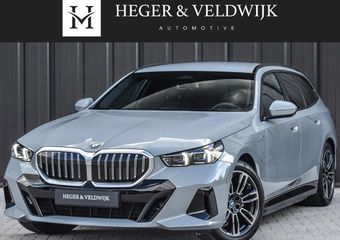BMW 5-SERIE Touring 530e xDrive M Sport | DRIVING ASS. PLUS | HARMAN KARDON | ELEKTR. TREKHAAK | ACHTERUITRIJ CAMERA | AMBIANCE VERLICHTING | ELEKTR. VERST. STOELEN | STOEL- EN STUURVERWARMING |