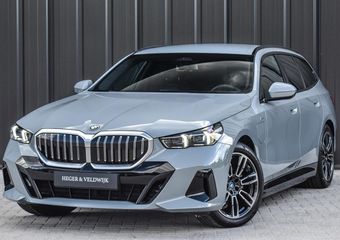 BMW 5-SERIE Touring 530e xDrive M Sport | DRIVING ASS. PLUS | HARMAN KARDON | ELEKTR. TREKHAAK | ACHTERUITRIJ CAMERA | AMBIANCE VERLICHTING | ELEKTR. VERST. STOELEN | STOEL- EN STUURVERWARMING |
