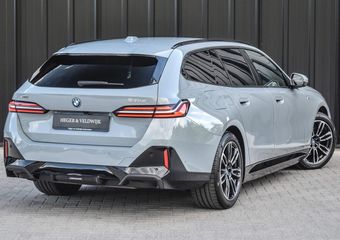 BMW 5-SERIE Touring 530e xDrive M Sport | DRIVING ASS. PLUS | HARMAN KARDON | ELEKTR. TREKHAAK | ACHTERUITRIJ CAMERA | AMBIANCE VERLICHTING | ELEKTR. VERST. STOELEN | STOEL- EN STUURVERWARMING |