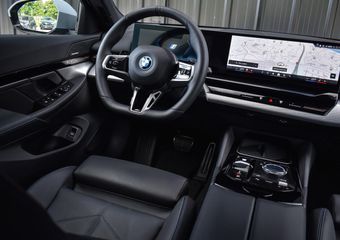 BMW 5-SERIE Touring 530e xDrive M Sport | DRIVING ASS. PLUS | HARMAN KARDON | ELEKTR. TREKHAAK | ACHTERUITRIJ CAMERA | AMBIANCE VERLICHTING | ELEKTR. VERST. STOELEN | STOEL- EN STUURVERWARMING |