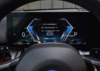 BMW 5-SERIE Touring 530e xDrive M Sport | DRIVING ASS. PLUS | HARMAN KARDON | ELEKTR. TREKHAAK | ACHTERUITRIJ CAMERA | AMBIANCE VERLICHTING | ELEKTR. VERST. STOELEN | STOEL- EN STUURVERWARMING |