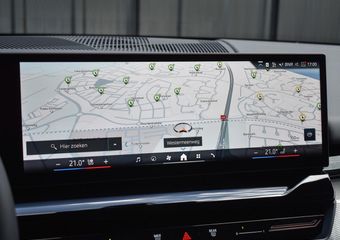 BMW 5-SERIE Touring 530e xDrive M Sport | DRIVING ASS. PLUS | HARMAN KARDON | ELEKTR. TREKHAAK | ACHTERUITRIJ CAMERA | AMBIANCE VERLICHTING | ELEKTR. VERST. STOELEN | STOEL- EN STUURVERWARMING |