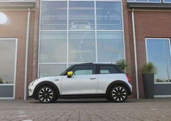 Mini Electric Mini Yours 33 kWh | 1e eigenaar | inc BTW | NL auto | Pano | Head-up | Harman-kardon | Camera | LED | Sportstoelen | Leer | DAB | PDC | Climate control | ?