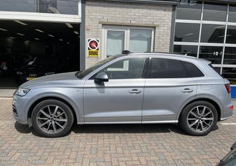 Audi Q5 55 TFSI e quattro S-Line / AUTOMAAT/ PANO/ LUCHTVERING/ NAVI/ ELEK. ACHTERKLEP/ STUUR+STOEL VERWARM. V+A/ PARK. SENSOREN V+A/ CAMERA/ KEYLESS/ ACC/ BLUETOOTH/ DAB/ LED/ DRIVE SELECT/ 20” LMV